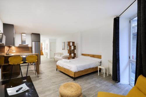 a bedroom with a bed and a desk in a room at TuApartamento Navarreria Loft in Pamplona