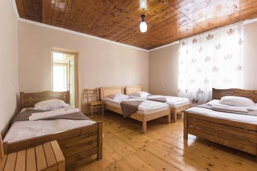 Postel nebo postele na pokoji v ubytování Babale's guesthouse in Mestia