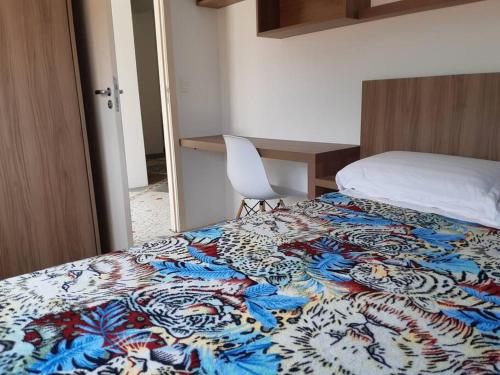 聖保羅的住宿－Varanda_77，一张床上有五颜六色的毯子,放在房间里