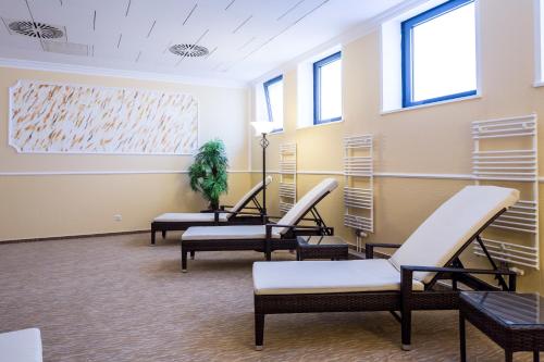 a waiting room at a hospital with chairs at Bildungszentrum Erkner in Erkner