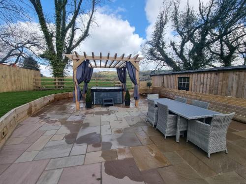 Un patio o zona al aire libre en Harewell wood cabin