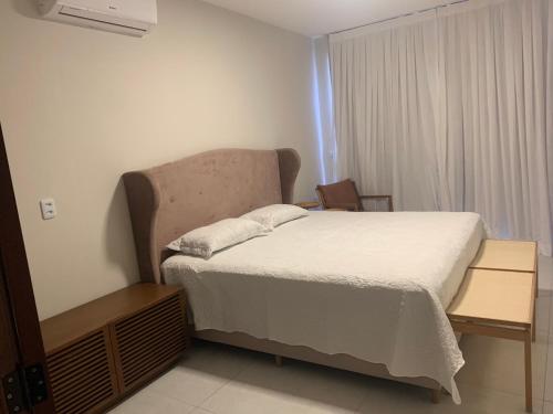 a small bedroom with a bed and a window at BEACH HOUSE - PREÁ,JERI- Cruz,ce in Prea