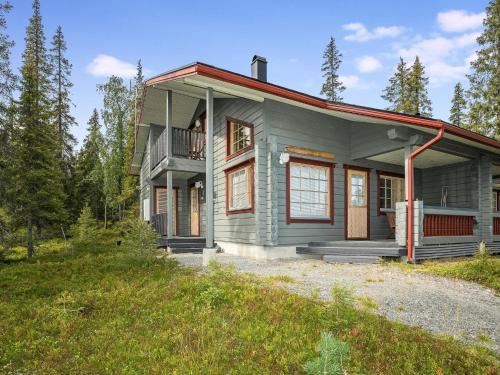 une petite maison verte avec un toit rouge dans l'établissement Holiday Home Kinostupa 2a - 18 by Interhome, à Ruka