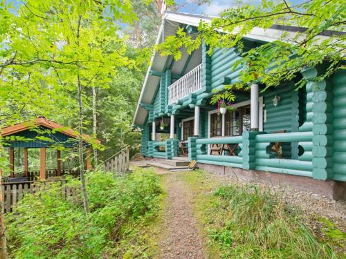 een blauw huis met een pad dat daarheen leidt bij Holiday Home Kalliorinne by Interhome in Pyhäjärvi