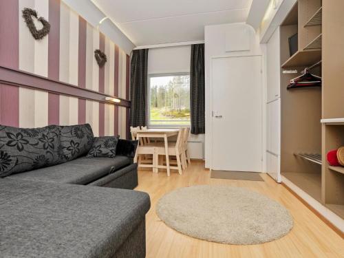 ein Wohnzimmer mit Sofa und Tisch in der Unterkunft Holiday Home Talvitähti c 37 by Interhome in Ruka