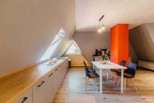 a kitchen with a table and chairs in a room at Dunajecko Dziupla in Biały Dunajec