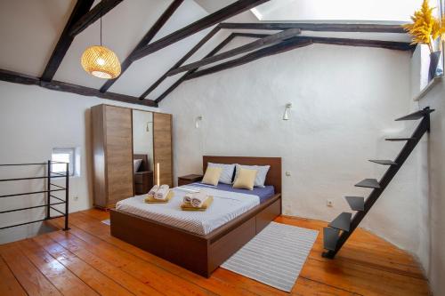 1 dormitorio con 1 cama y escalera. en Authentic Istrian Villa Stazione with Pool en Čabrunići