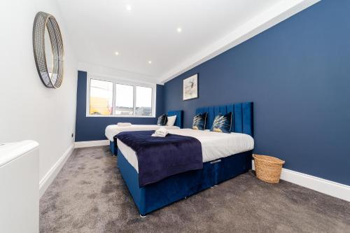 um quarto azul com uma cama com uma parede azul em Morden 2 Bedroom flat Central Brighton Location Sleep 6 guests I G44CL em Brighton & Hove