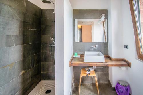 y baño con lavabo y ducha. en Behin Batean, espectacular casa rural en pleno corazón del valle Baztán, en Ziga