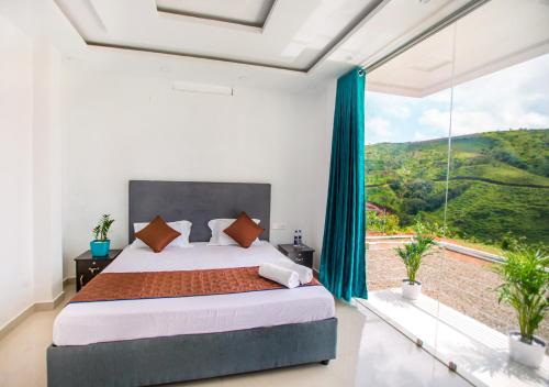 Postel nebo postele na pokoji v ubytování Hidden Valley Hill View Cottage Vagamon by VOYE HOMES - Rooms with Valley View