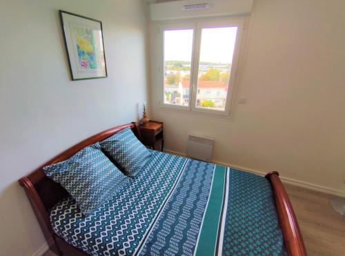 a small bedroom with a bed with a window at 6 appartements et 4 adresses à mi-chemin entre le Vieux Port et l île de Ré in La Rochelle