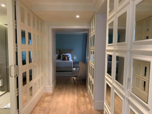 Ein Bett oder Betten in einem Zimmer der Unterkunft Hôtel de Cavoye