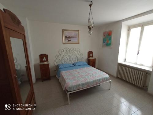 a bedroom with a bed and two windows at Interstellar in Aielli