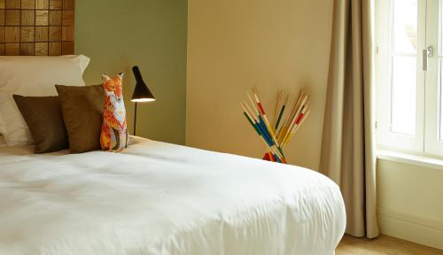 Ein Bett oder Betten in einem Zimmer der Unterkunft Hôtel de Cavoye