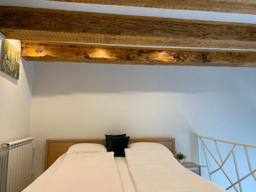 2 camas num quarto com tecto em madeira em Latin Bridge Apartment Sarajevo em Sarajevo