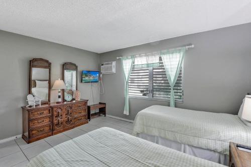 a bedroom with two beds and a window at Idyllic condo with brief walk to beach and restaurants in Marco Island