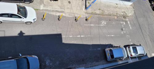 an overhead view of a parking lot with cars parked at Apto Duplex Familias Numerosas Centro Pasto in Pasto