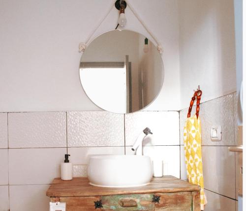 uma casa de banho com um lavatório e um espelho em Casa el escaño em Granadilla de Abona