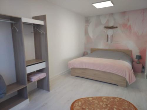 - une petite chambre avec un lit et une commode dans l'établissement La Sweet du Globe Maubeuge, à Maubeuge