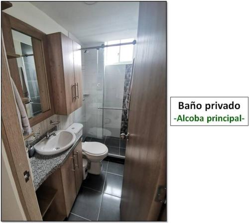 y baño con lavabo, aseo y ducha. en Confortable apartamento en el corazón del eje cafetero, en Armenia