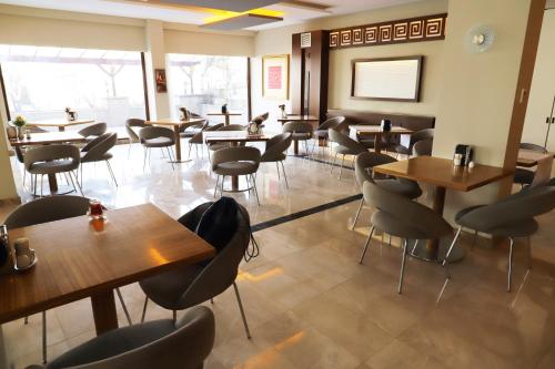a restaurant with tables and chairs in a room at HİTİT OTEL in Ankara