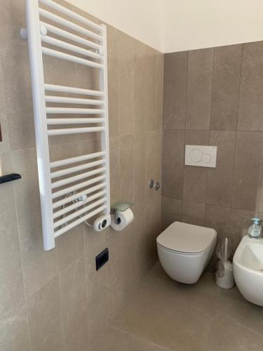 a bathroom with a toilet and a sink at AMECASA in Noto