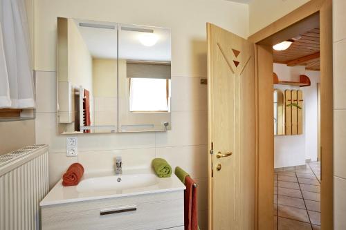 ブラームベルク・アム・ヴィルトコーゲルにあるApartment Hohe Tauernの洗面台と鏡のあるバスルーム