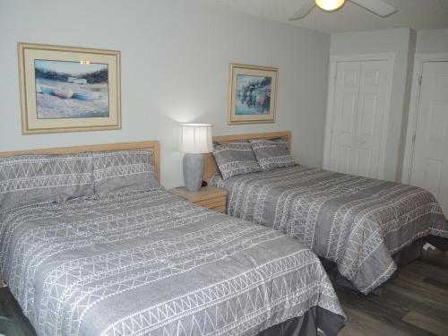 ein Schlafzimmer mit 2 Betten und einer Lampe in der Unterkunft 503L villa in Calabash