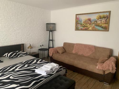 a living room with a couch and a bed at Garsoniera 1 decembrie in Alba Iulia