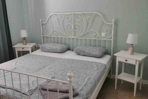 - une chambre avec un lit blanc et 2 tables de chevet dans l'établissement Meraki Homestay Kanali, à Kanali