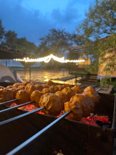 un montón de pollos cocinando en una parrilla en Bombay Camping Company en Lonavala