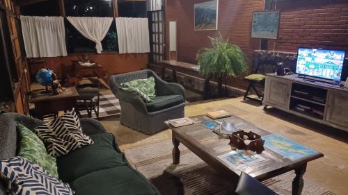 salon z kanapą i stołem w obiekcie Acqua Jungle Glamping & Room w mieście Abraão
