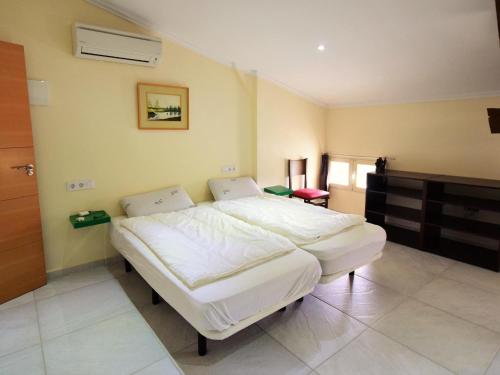 um quarto com uma cama grande num quarto em Les Poujols 6 Pers em Viré