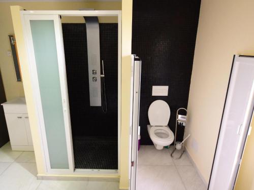 een badkamer met een toilet in een stal bij Les Poujols 6 Pers in Viré