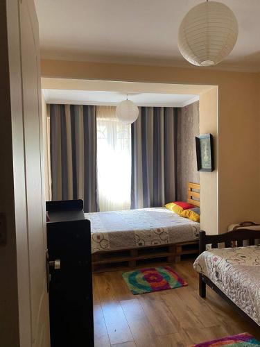 een kleine slaapkamer met een bed en een raam bij Cosy Home in Rustavi