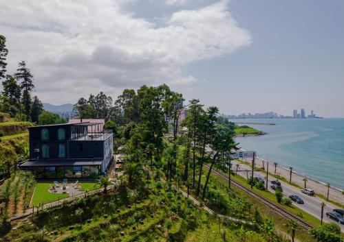 dom na wzgórzu obok wody w obiekcie House at the Sea w mieście Batumi