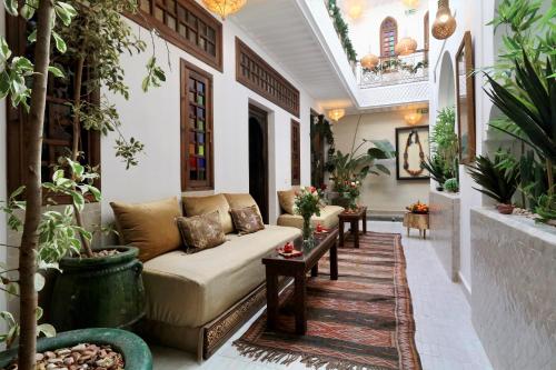 un soggiorno con divano e alcune piante di Riad Beata Bed & Breakfast a Marrakech