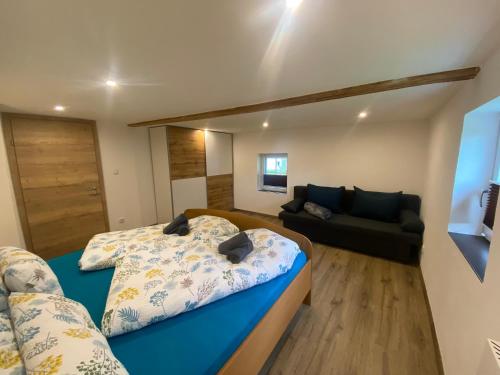 ein Wohnzimmer mit einem Bett und einem Sofa in der Unterkunft Ferienhaus Krallinger in Abtenau