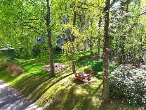 an overhead view of a park with a bench and trees at Ihan Puotilan Metron lähellä in Helsinki