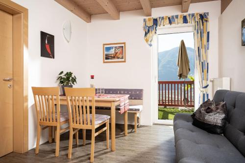 een woonkamer met een tafel en stoelen en een bank bij Haus Sauvignon in Cortaccia