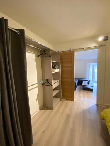 an empty room with a closet and a living room at L’escale Commingeoise in Saint-Gaudens