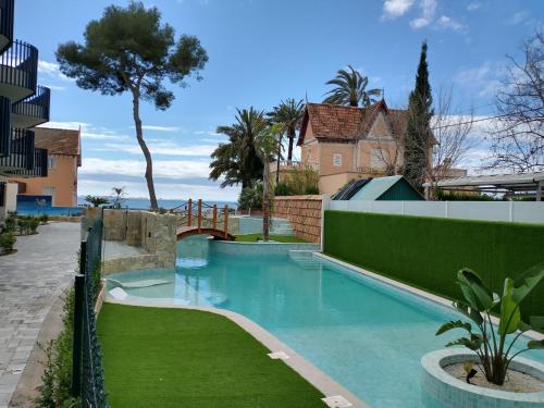 una piscina en medio de un patio en Modern nieuwbouwappartement aan het strand van de Mar Menor in Santiago de la Ribera, en Lo Pagán