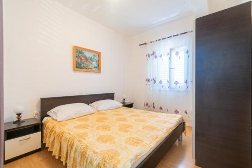 a bedroom with a bed and a window at Apartment Mandre 205a in Kolan
