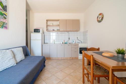 Kjøkken eller kjøkkenkrok på Apartments by the sea Mandre, Pag - 205