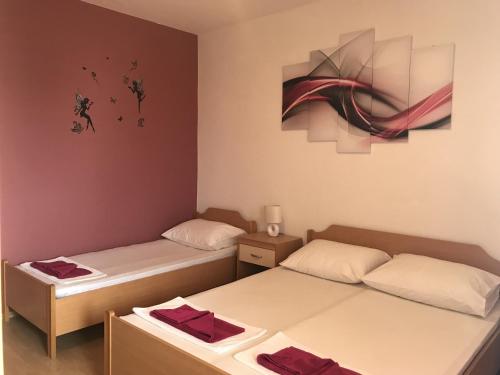 Ένα ή περισσότερα κρεβάτια σε δωμάτιο στο Apartments with a swimming pool Novalja, Pag - 211