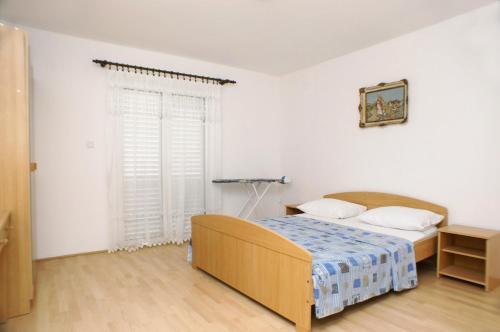 sypialnia z łóżkiem i dużym oknem w obiekcie Apartments with a parking space Povljana, Pag - 229 w mieście Povljana