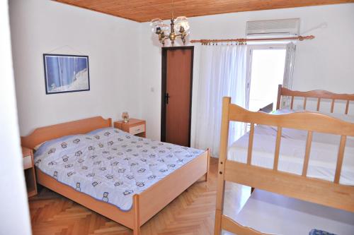 - une chambre avec 2 lits superposés et une fenêtre dans l'établissement Rooms by the sea Metajna, Pag - 206, à Zubovići