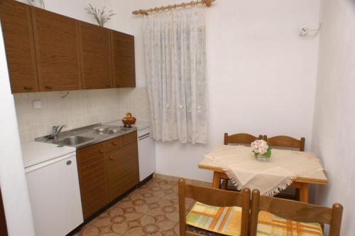 Kuchyň nebo kuchyňský kout v ubytování Apartments by the sea Simuni, Pag - 236