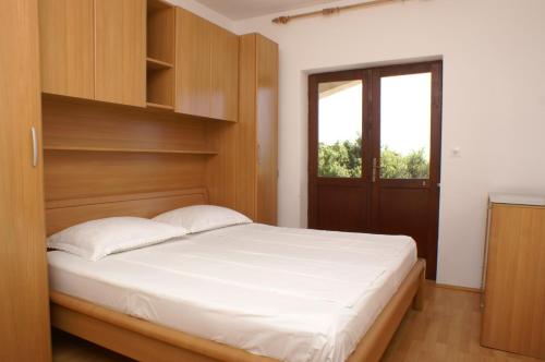 Postel nebo postele na pokoji v ubytování Apartments by the sea Simuni, Pag - 236