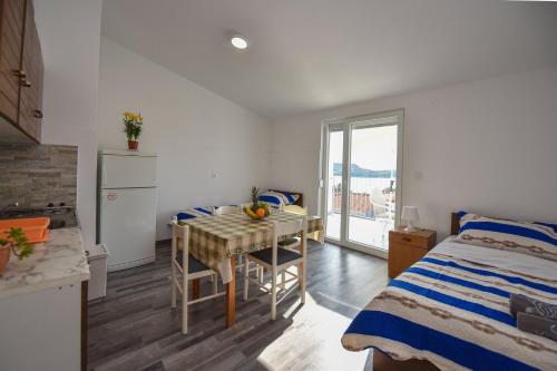 Postel nebo postele na pokoji v ubytování Apartments by the sea Stara Novalja, Pag - 235